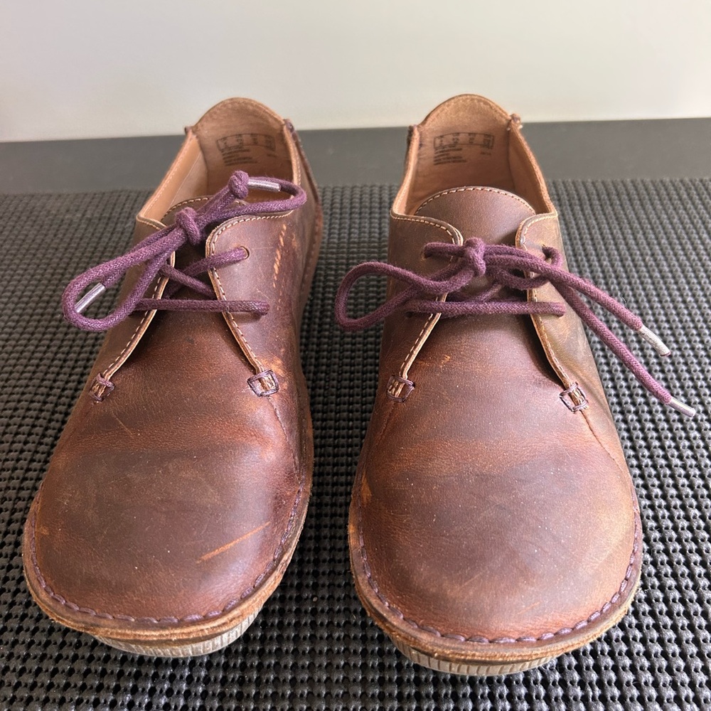 Clarks Brown Leather Oxfords with Classic Design